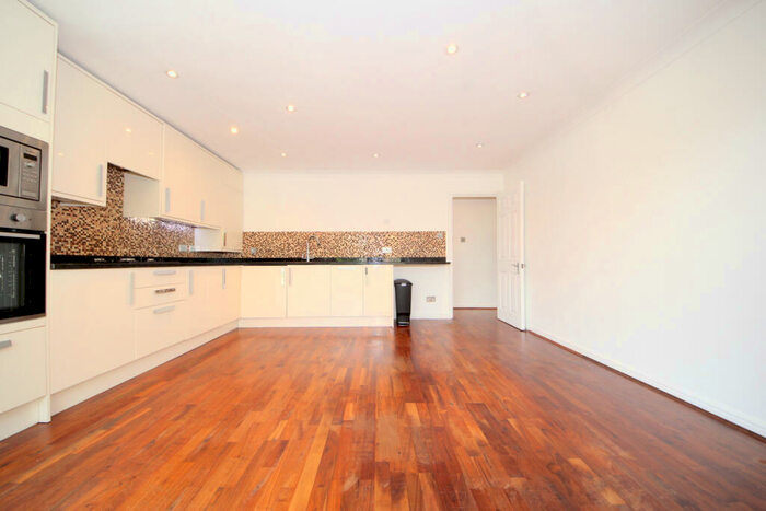 2 Bedroom Flat To Rent In Barrowell Green, Winchmore Hill, N21