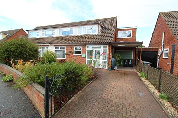 3 Bedroom Semi-Detached House For Sale In Larkfield Close, Rochford, Essex, SS4