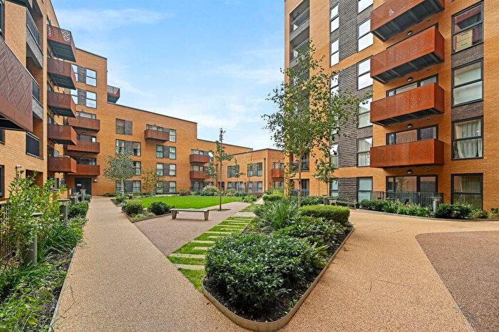 3 Bedroom Flat To Rent In Winter Apartments, East Acton Lane, W3