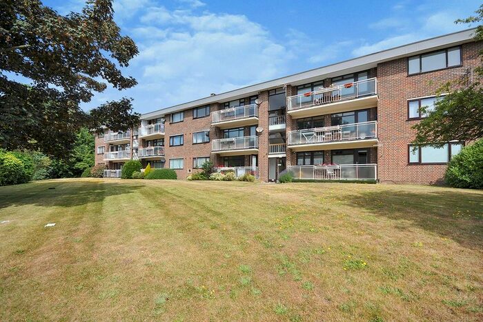 2 Bedroom Flat To Rent In Garden Court, Greenacres, London, SE9