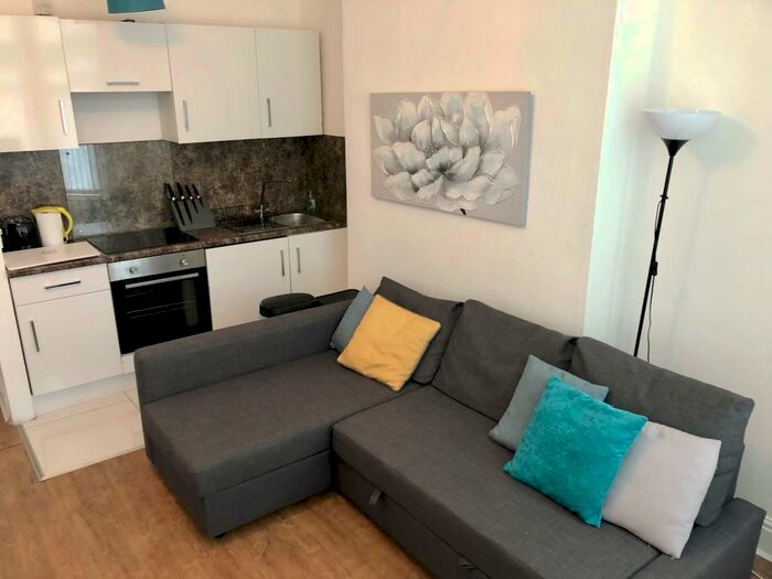 1 Bedroom Apartment To Rent In Pen Y Lan Road, Cardiff, CF24