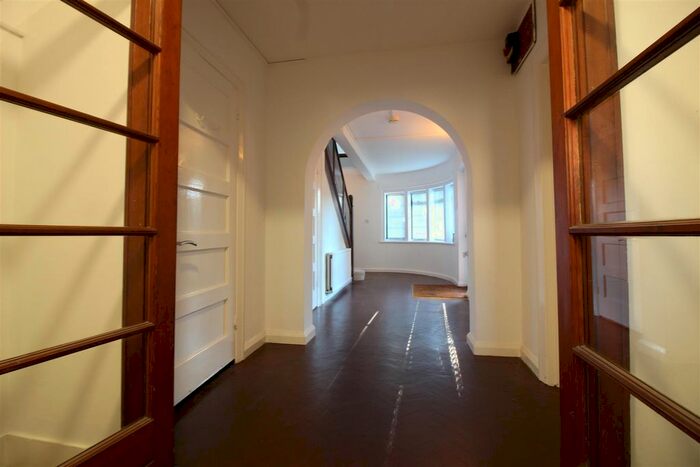 3 Bedroom Flat To Rent In Pembroke Road, Sevenoaks, TN13