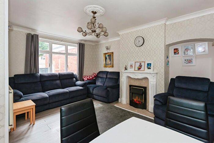 3 Bedroom Semi-Detached House For Sale In Severne Grove, Birmingham, B27