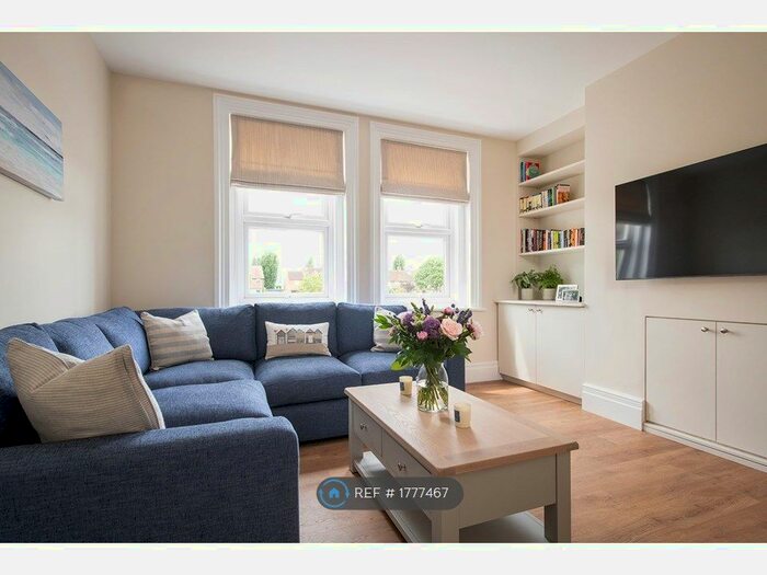 3 Bedroom Flat To Rent In Heathfield Square, London, SW18