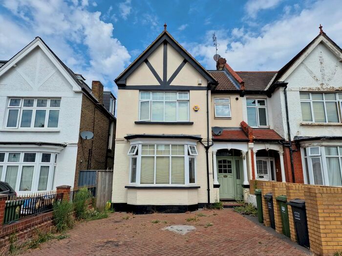 3 Bedroom Flat To Rent In Bellingham Road, London, SE6