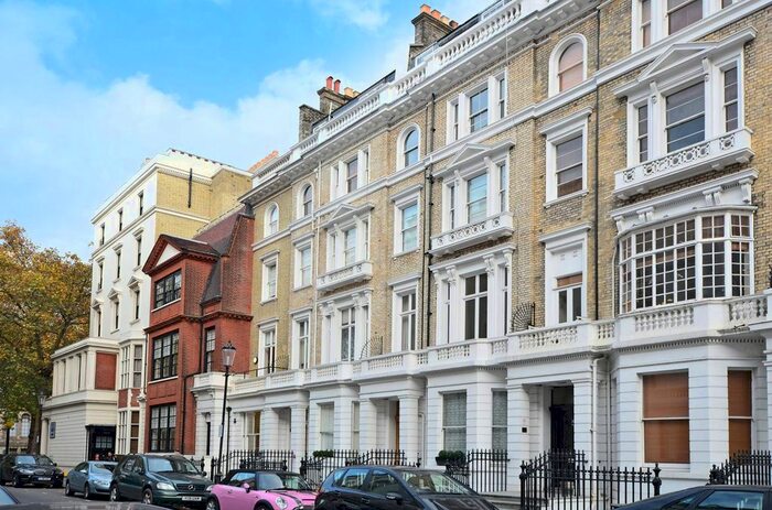 2 Bedroom Flat To Rent In Queensberry Place, South Kensington, London, SW7