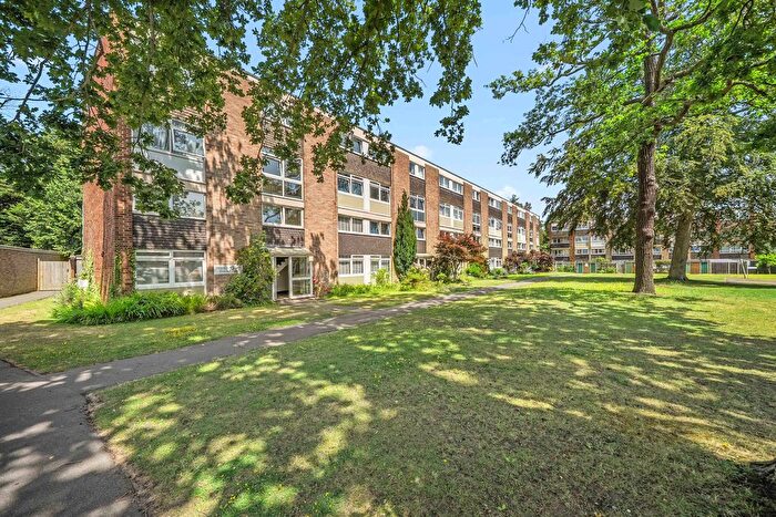 3 Bedroom Flat For Sale In Trafalgar Drive, Walton-On-Thames, KT12