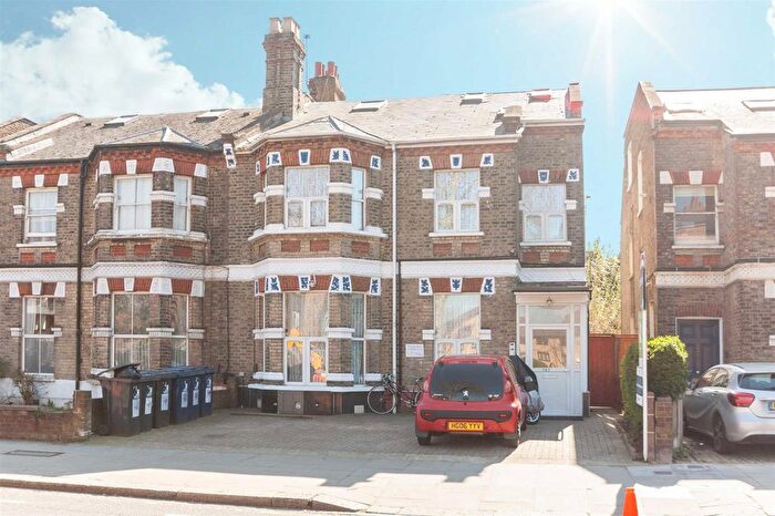 3 Bedroom Flat To Rent In The Vale, Acton, London, W3