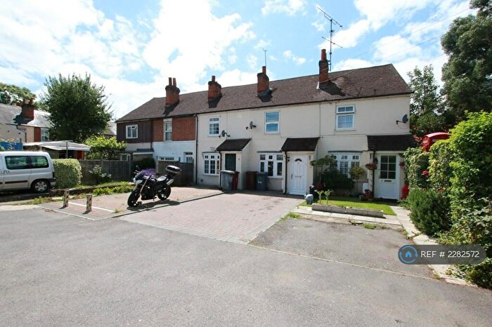 3 Bedroom Terraced House To Rent In Stanway Cottages, Reading, RG6