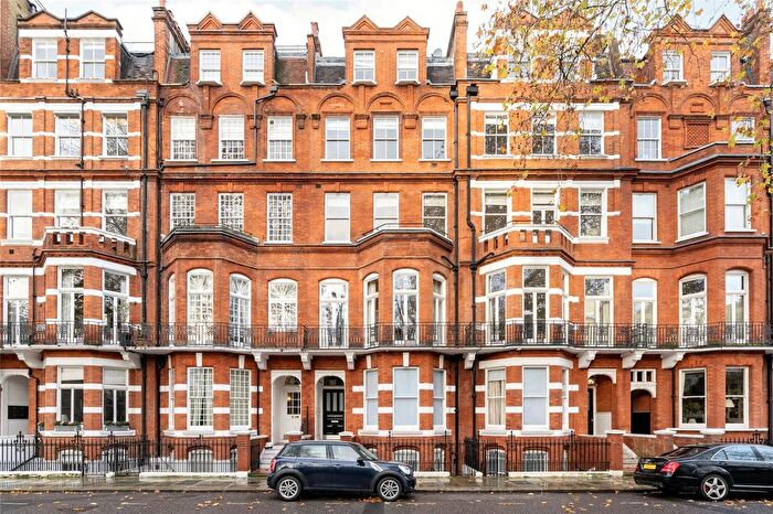 3 Bedroom Flat To Rent In Egerton Gardens, London, SW3