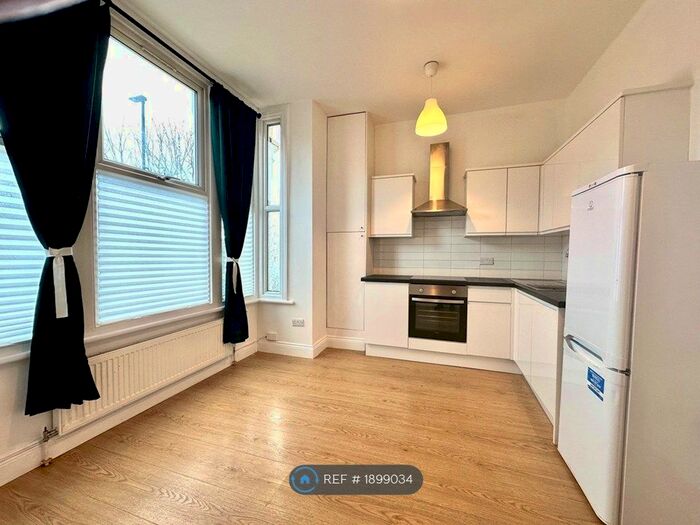 1 Bedroom Flat To Rent In The Limes Avenue, London, N11