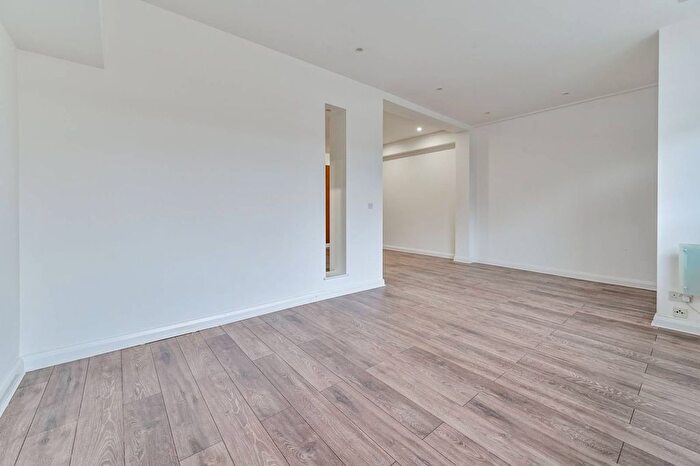 2 Bedroom Flat To Rent In Jedburgh Road, Plaistow, London, E13