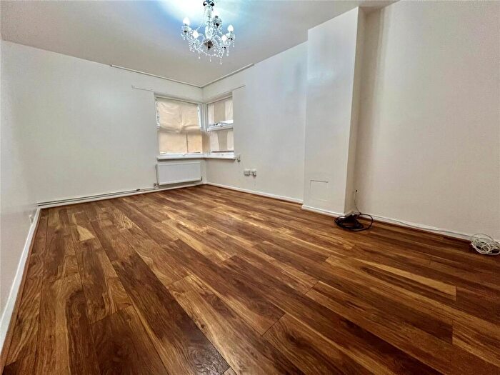 2 Bedroom Apartment To Rent In Tash Place, London, N11