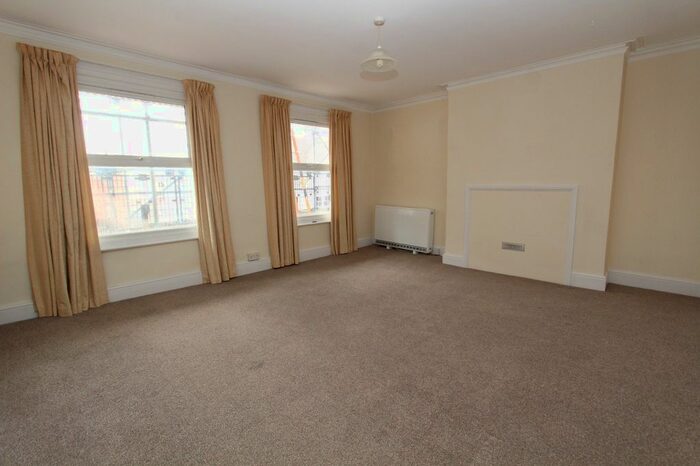 2 Bedroom Flat To Rent In Chapel Street, Petersfield, Hampshire, GU32
