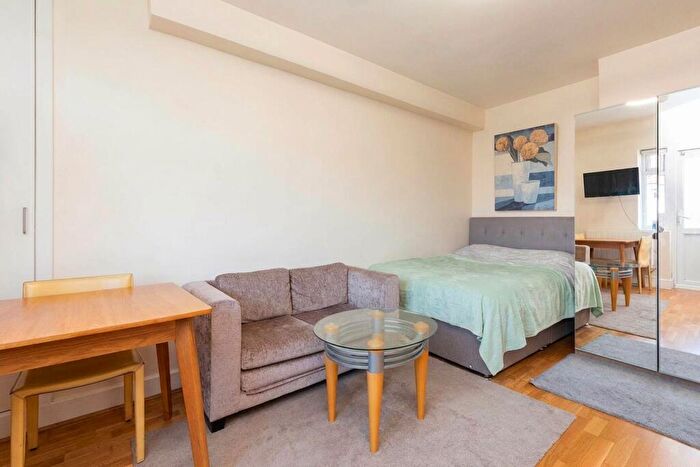 Studio To Rent In Hendon Way, London, (Inclusive Of Wifi, Water And Hot Water), NW2