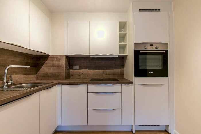 2 Bedroom Flat To Rent In Bushey Grove Road, Bushey, WD23