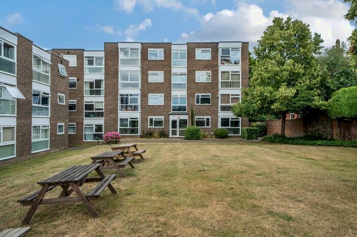 2 Bedroom Flat To Rent In The Squirrels, Belmont Hill, London, SE13