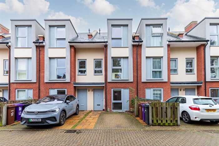 3 Bedroom Town House To Rent In Capswell Court, Hitchin, SG5