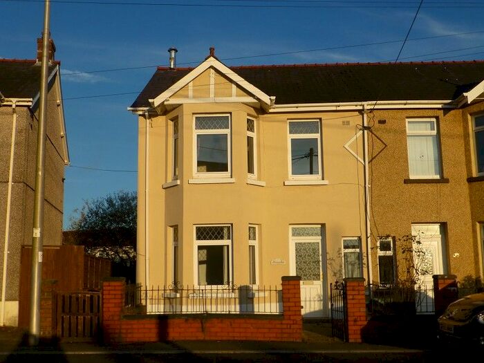 3 Bedroom Semi-Detached House To Rent In Llandybie Road, Ammanford, Carmarthenshire. SA18