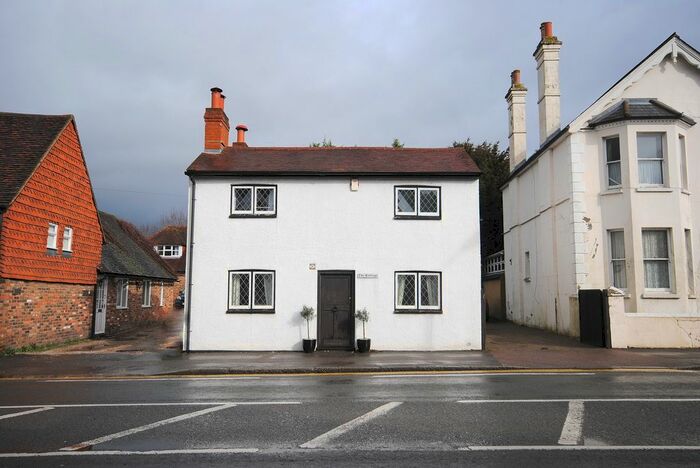 3 Bedroom Detached House To Rent In West Street, Reigate, Surrey RH2
