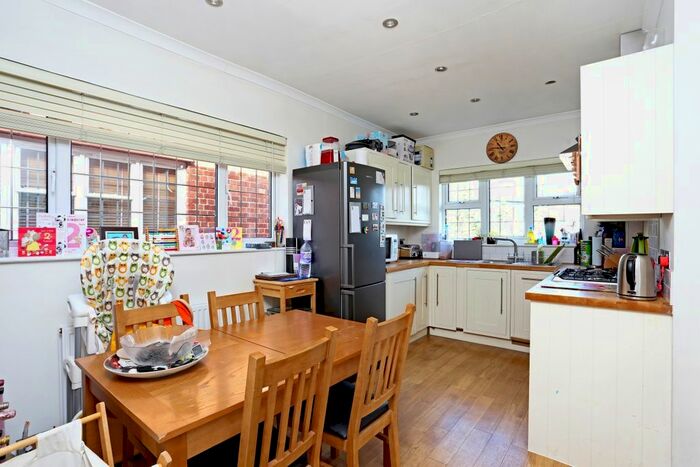 2 Bedroom Flat To Rent In Fairlawn Avenue, London, W4