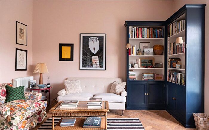 2 Bedroom Flat To Rent In Blenheim Crescent, Notting Hill, London, W11