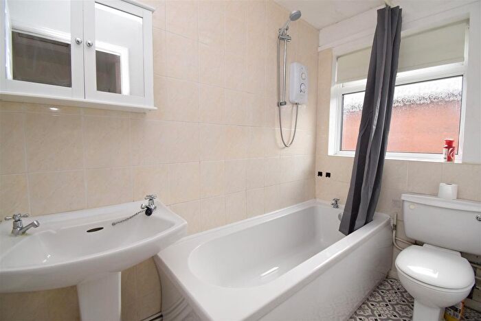 2 Bedroom Detached Bungalow To Rent In Sinfin Avenue, Shelton Lock, Derby, DE24