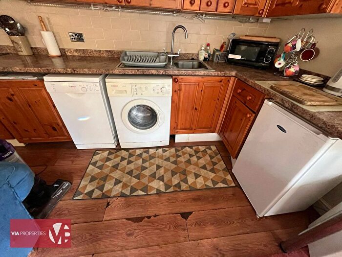 2 Bedroom Bungalow For Sale In Burford Street, Hoddesdon, EN11