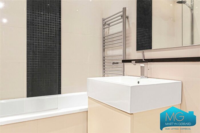 1 Bedroom Apartment For Sale In Cavendish House, Woodside Grange Road, N12