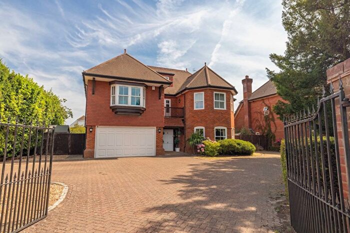 6 Bedroom Detached House For Sale In Bench Manor Crescent, Chalfont St Peter, SL9