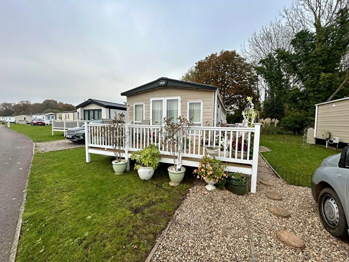 2 Bedroom Mobile Home For Sale In Essex Road, Hoddesdon, EN11