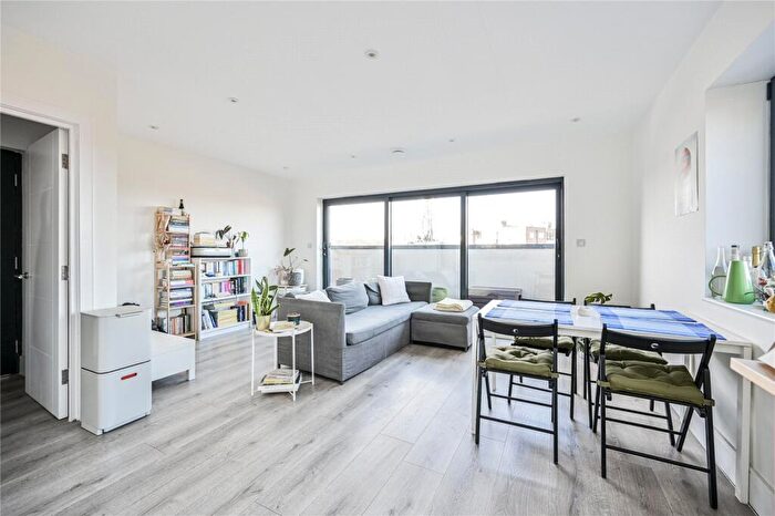 2 Bedroom Apartment For Sale In Brownlow Road, London, N11