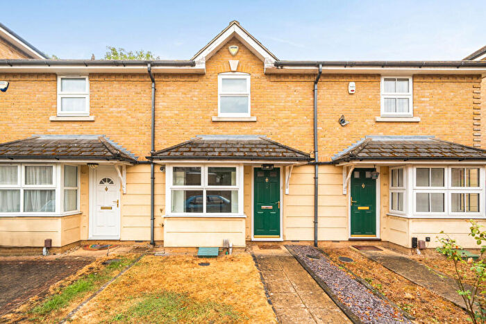 2 Bedroom House For Sale In Kensington Close, London, N11
