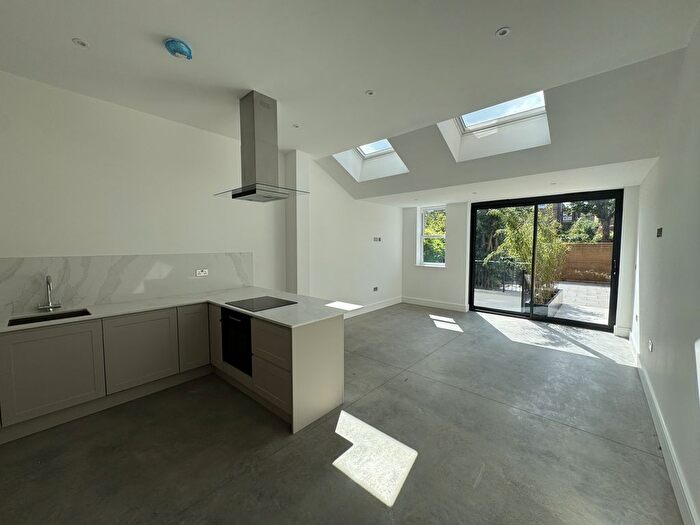 2 Bedroom Flat To Rent In Cumberland Park, London, W3