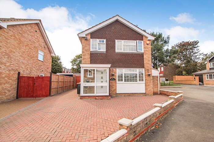 3 Bedroom Detached House For Sale In Dunster Gardens, Bedford, MK41