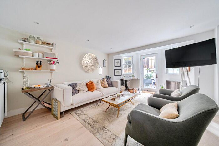 2 Bedroom Flat For Sale In Peckham Road, London, SE5