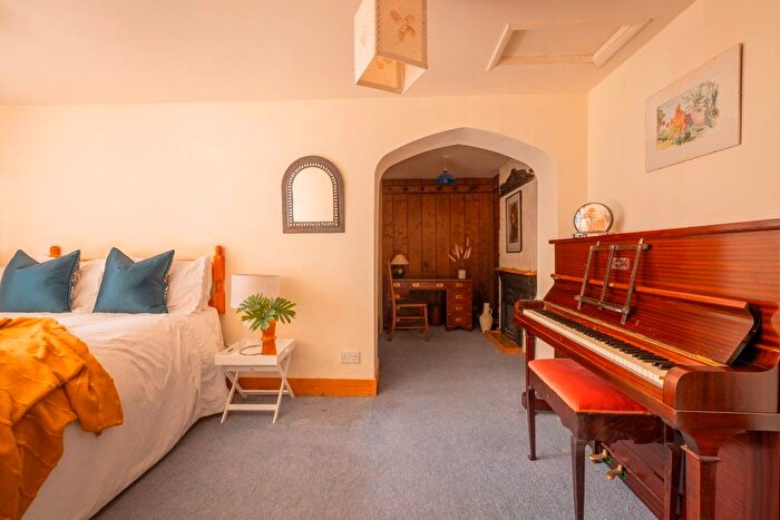 4 Bedroom Cottage For Sale In South Street, Eastbourne, BN21