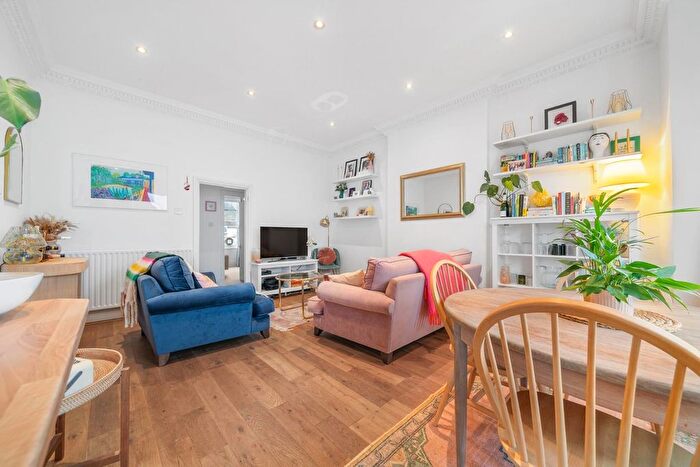 2 Bedroom Flat For Sale In Haycroft Road, SW2