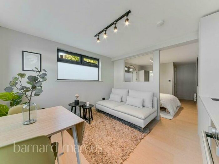 Flat To Rent In Woodside Green, London, SE25