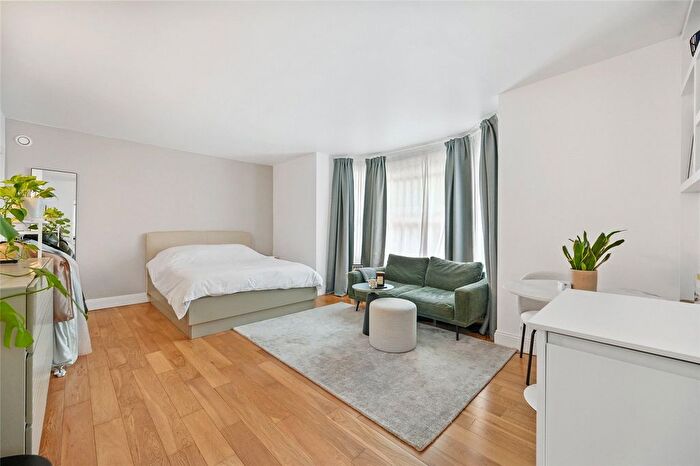 Studio To Rent In Loftus Road, London, W12