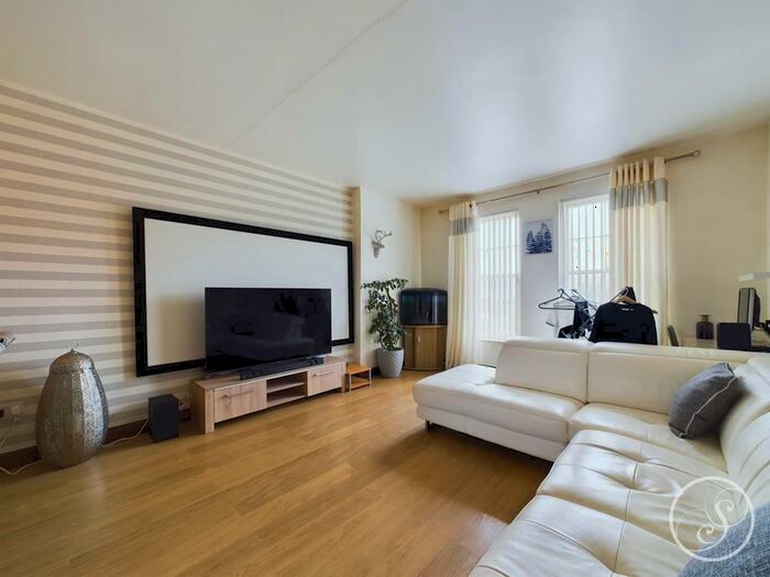 2 Bedroom Flat To Rent In Meanwood Road, Leeds, LS7