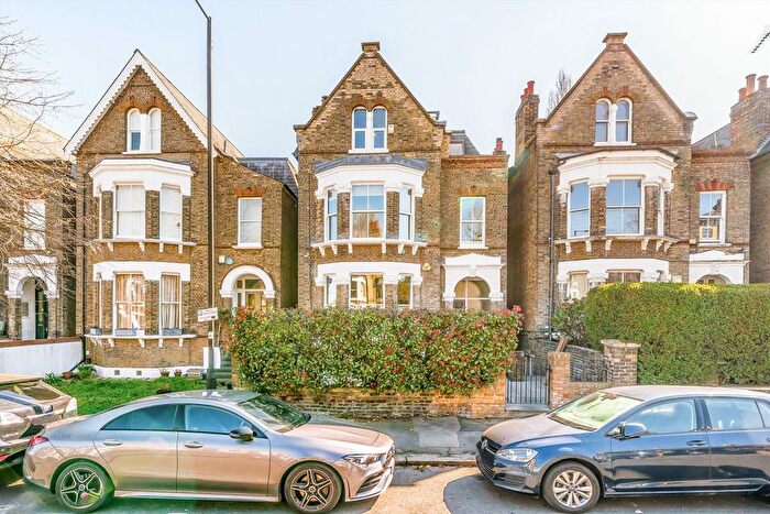 2 Bedroom Flat For Sale In Chelsham Road, London, SW4