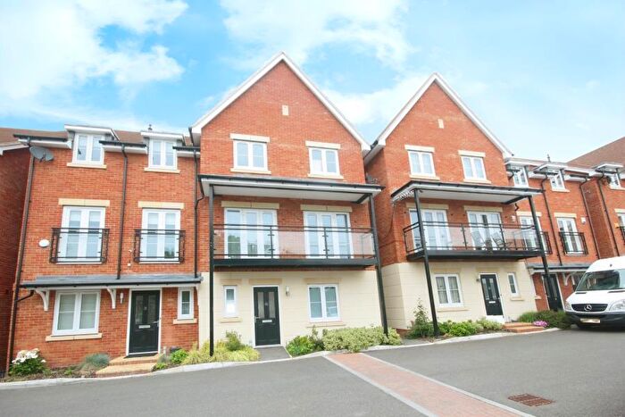 6 Bedroom Terraced House To Rent In Denton Way, Langley, SL3