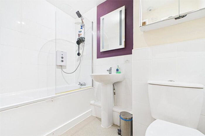 1 Bedroom Apartment For Sale In Woodpeckers, Crowthorne Road, Bracknell, Berkshire, RG12