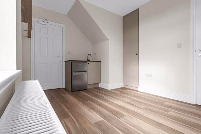 Studio To Rent In Studio Flat - Muswell Hill, & *** Free Super Fast Gb Broadband Internet***, N10