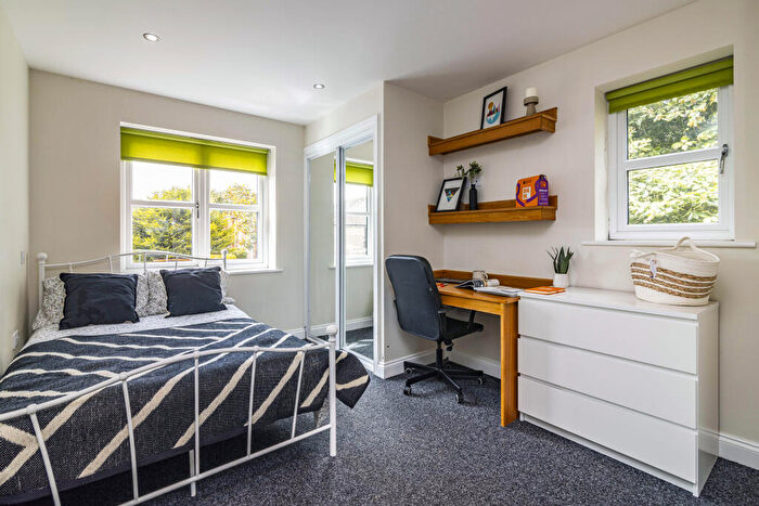 4 Bedroom Flat To Rent In Flat, Lord Tennyson House, LN1