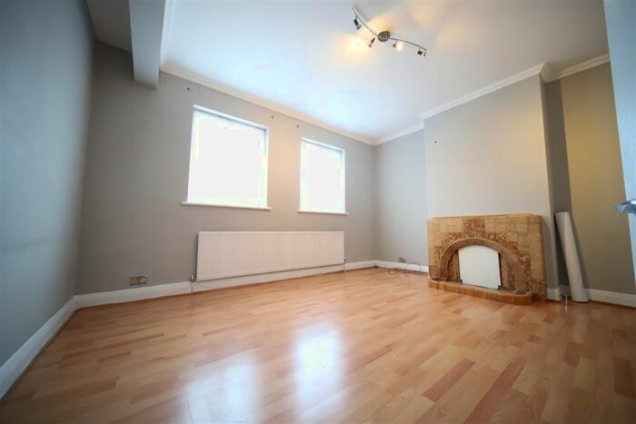 4 Bedroom Flat To Rent In Onslow Parade, Hampden Square, London N14