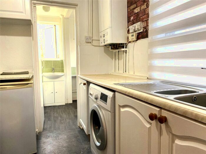 3 Bedroom Flat To Rent In Ecclesbourne Road, Thornton Heath, Surrey, CR7