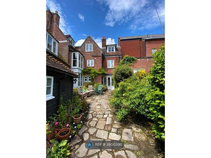 2 Bedroom Flat To Rent In High Street, Fordingbridge, SP6