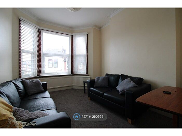 2 Bedroom Flat To Rent In Kellino Street, London, SW17